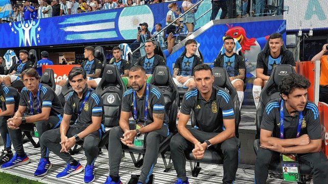 Scaloni fue muy crítico con el estado del campo de juego