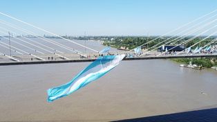 El Foro por la Recuperación del Paraná realizó un banderazo en el puente Rosario-Victoria.