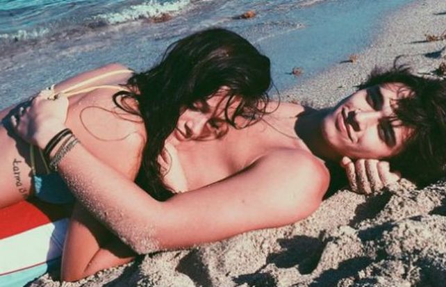 Oriana Sabatini y Julián Serrano disfrutan su amor en Punta Cana.