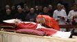 El cardenal Mauro Gambetti besa el cuerpo del difunto Benedicto XVI en la basílica de San Pedro en el Vaticano. 