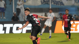 Mateo Silvettii festeja su segundo gol en Tucumán, el segundo de Newells.