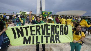 Intento de golpe en Brasil. Simpatizantes de Jair Bolsonaro, sostienen una pancarta que dice en portugués Intervención militar mientras asaltan el edificio del Congreso Nacional en Brasilia.&nbsp;
