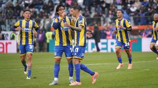 Enzo Giménez y Ángel Di María, los autores del segundo y tercer gol de Central ante Gimnasia.&nbsp;
