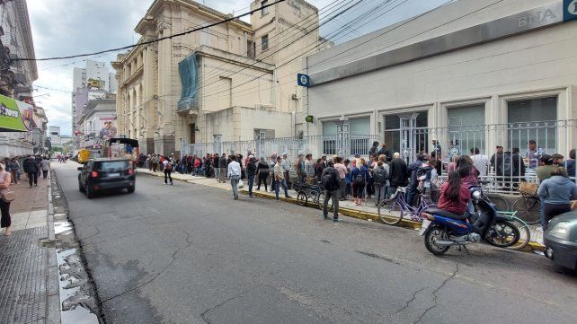 Larga cola frente al Ansés de las personas para cobrar el nuevo IFE