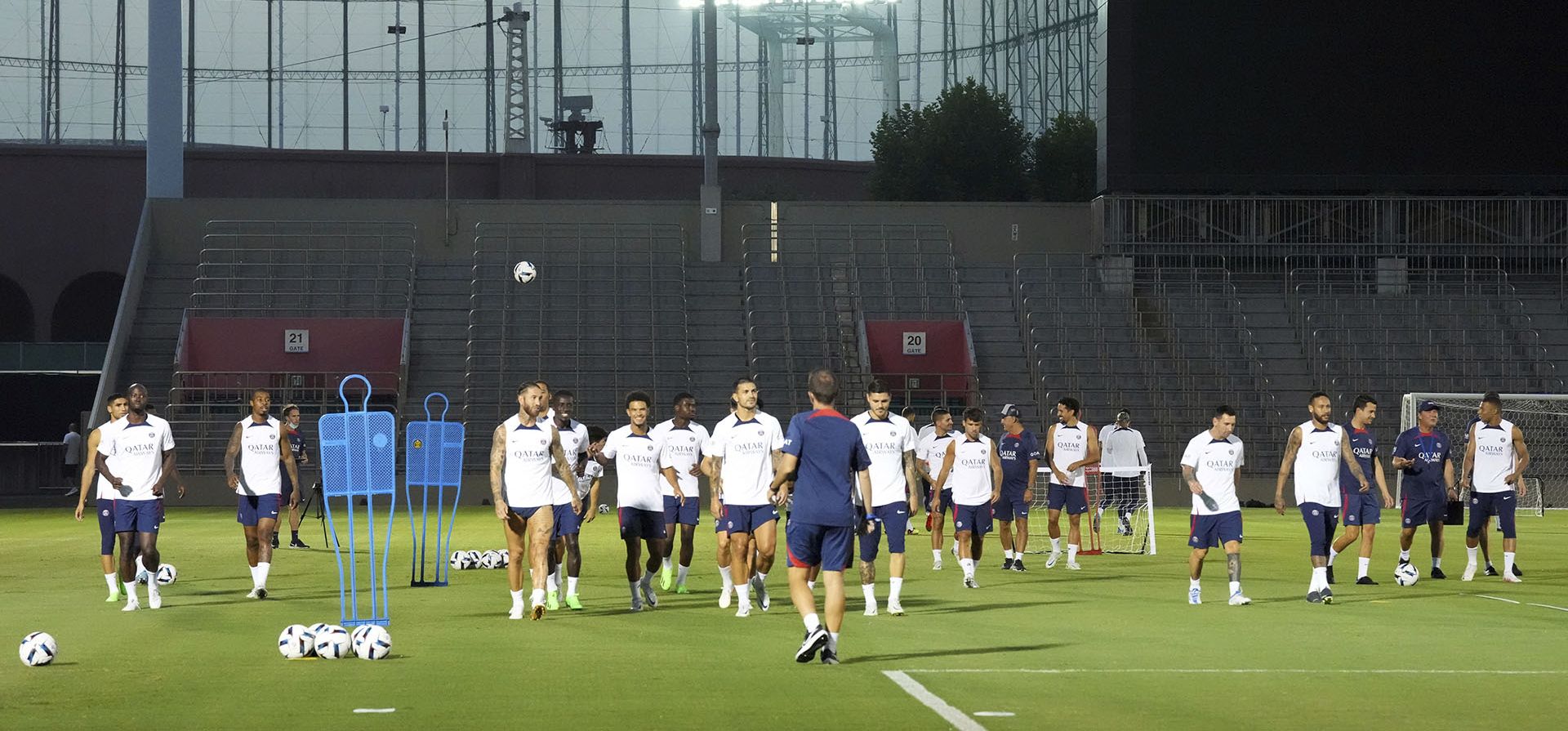 Los futbolistas del Paris Saint-Germain entrenan en el estadio de rugby Chichibunomiya el viernes 22 de julio de 2022 en Tokio. Paris Saint-Germain está en Japón para su gira de pretemporada y jugará un partido amistoso contra el Urawa Reds de la J1 League de Japón el sábado.