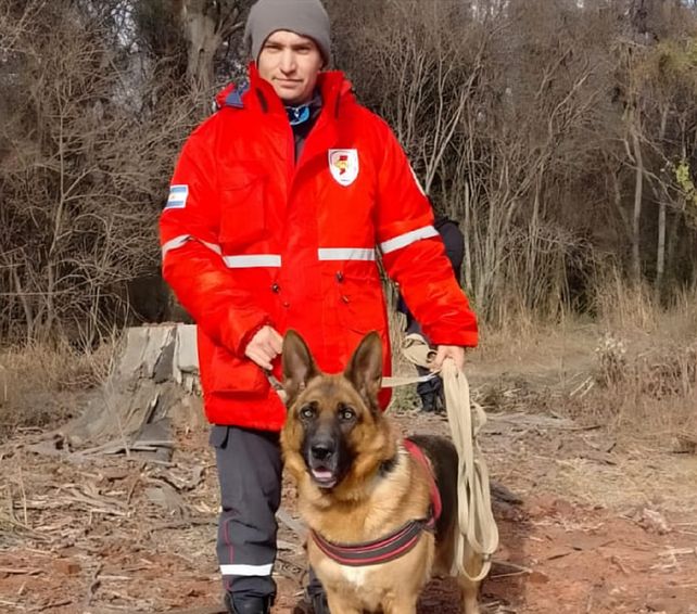 Ignacio Grande y su perra Lola fueron el primer binomio de búsqueda de rastros con el que contó el cuartel de Bomberos Voluntarios de Cañada Rosquín.