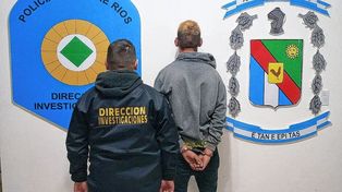 El detenido tenía un arma oculta en una media en la puerta de su casa.