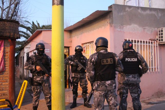 Juntos. Efectivos de varias agrupaciones acompañaron a la PDI en los operativos.