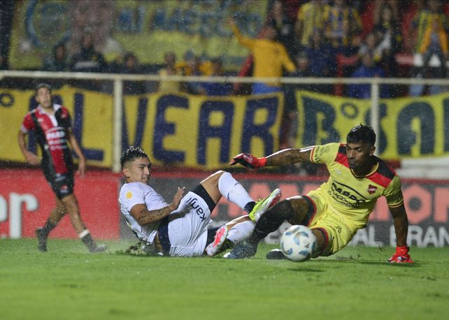 Tobías Cervera define ante Douglas, por Copa Argentina. No convirtió muchos goles, pero fue campeón.