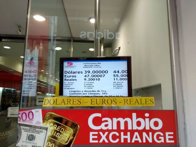 El dólar cerró a 41,50 pesos en otra jornada frenética en la city rosarina