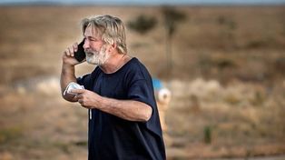 Alec Baldwin busca un acuerdo con el viudo de la directora de fotografía a la que mató mientras filmaban.