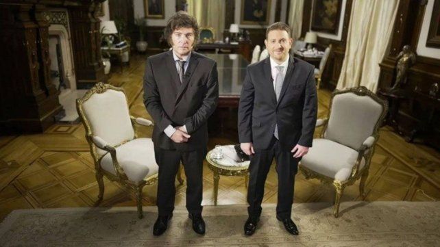 Milei cuestionó que los medios llevan a hablar a Melconian. El que lo entrevistaba era su amigo Joni Viale.