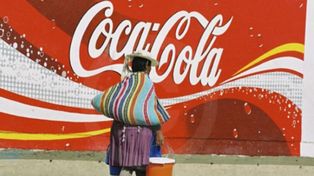 Coca Cola tiene una fuerte presencia en América latina. El ajuste no afectará a las embotelladoras,se aseguró.