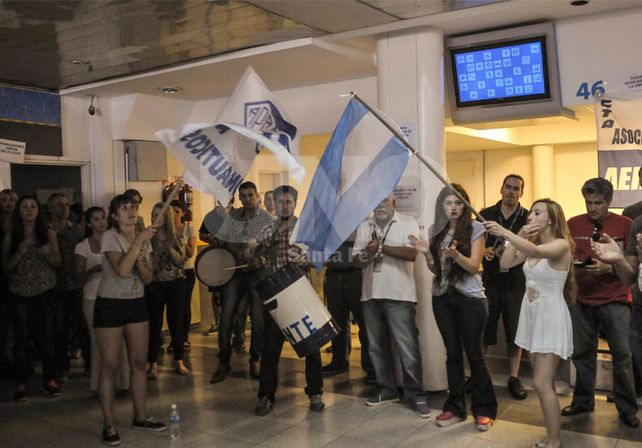 En la espera. Los trabajadores piden la presencia de las autoridades.