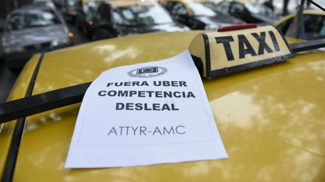 Los taxistas marcharon en caravana hacia el Monumento contra la llegada de Uber