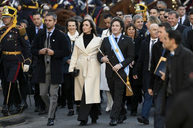El presidente Javier Milei, flanqueado por la vicepresidenta Victoria Villarruel, llega a la catedral metropolitana para asistir al Tedeum.