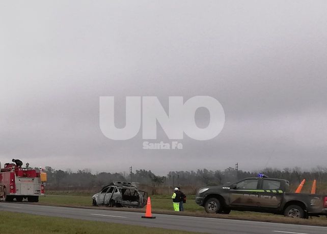 Súbito incendio de un auto con pérdidas totales y los tres ocupantes ilesos