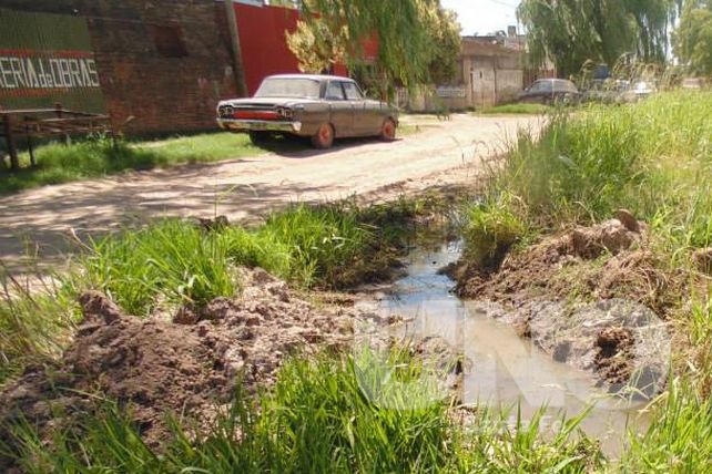 Vecinos de Santa Rita denuncian pérdidas de agua y falta de mantenimiento en las calles