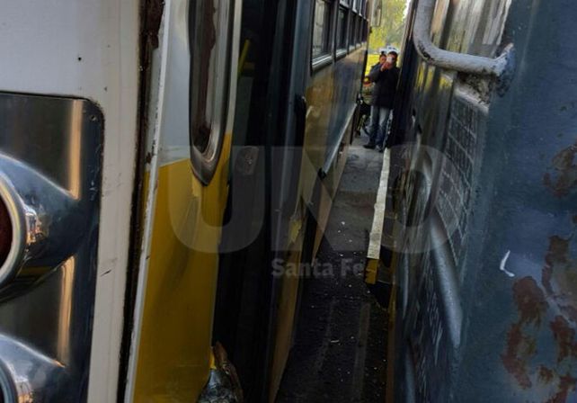 Un tren chocó con un colectivo de la línea 18