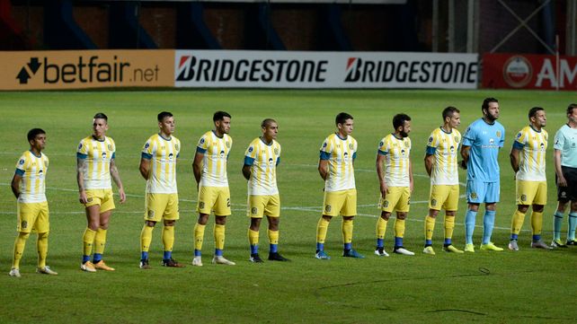 Sudamericana. Los jugadores canallas forman en el Nuevo Gasómetro, sin hinchas.