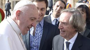 El Papa abrazó a Carlitos Balá en la plaza San Pedro