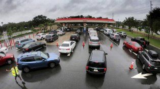 Vecinos de Florida se apuran a cargar combustible antes de la llegada del huracán Milton.