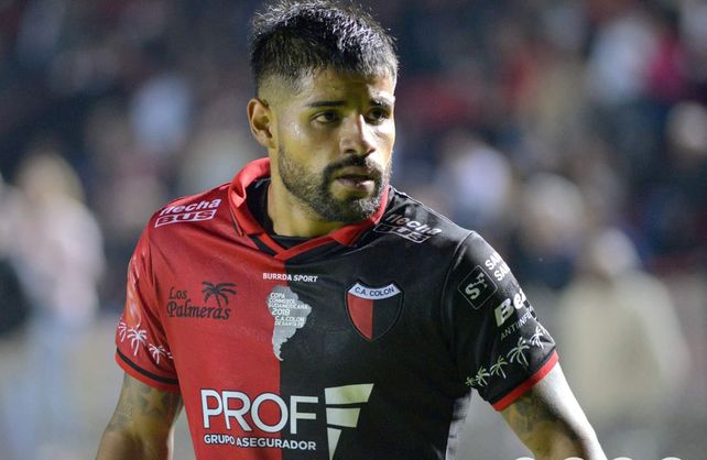 Gabriel Esparza dej&oacute; Col&oacute;n para jugar en Paraguay.