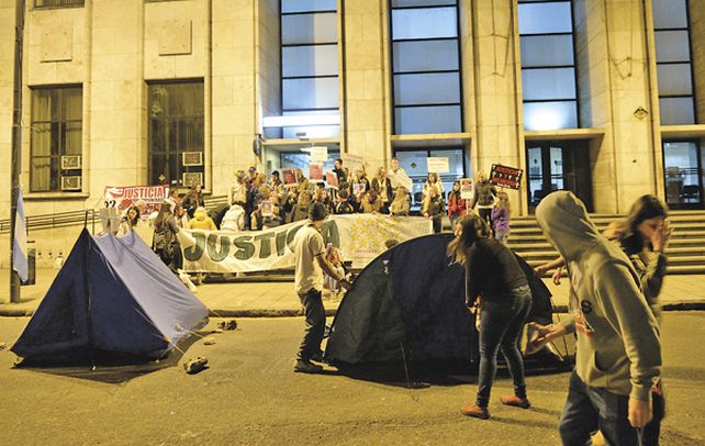 Vigilia. Familiares de las víctimas se instalaron frente a Tribunales y hoy concurrirán hasta la sede de Litoral Gas