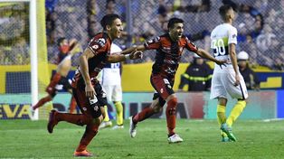 Los jugadores de Patronato van a festejar al banco mientras que Arce el autor del gol se saca la camiseta. Foto Télam.&nbsp;