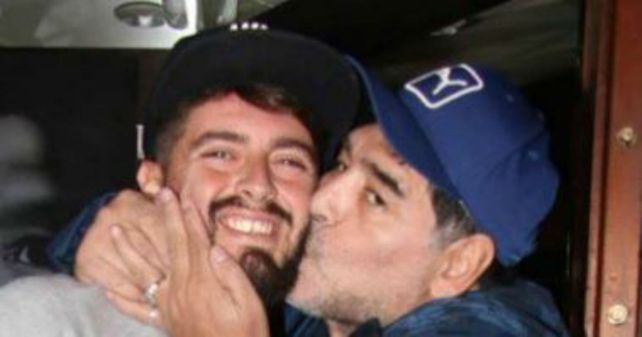 Se conocieron las fotos del primer encuentro de Maradona con su hijo Diego Jr.