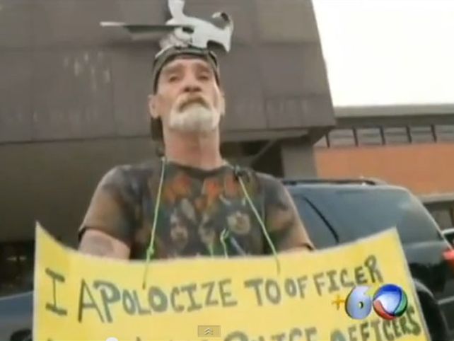 Lo condenaron a llevar un cartel en el que se lee que es un “idiota” por amenazar a varios policías