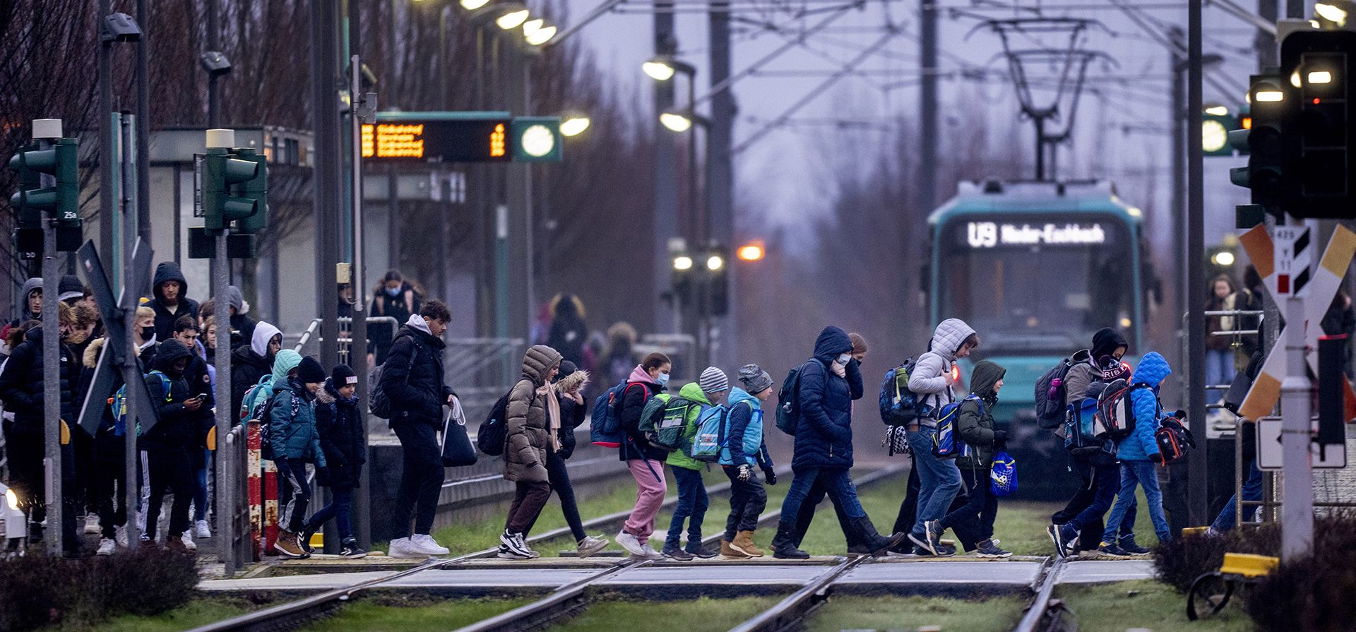 Alumnos salen de un tren subterráneo en Frankfurt, Alemania, el lunes 30 de enero de 2023. El requisito de máscara tapabocas en el transporte público en Alemania terminará en dos días. (Foto AP/Michael Probst)