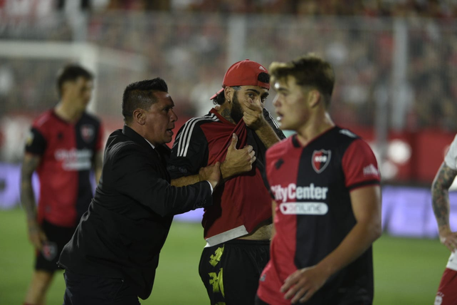 Un par de hinchas de Newells invadieron la cancha