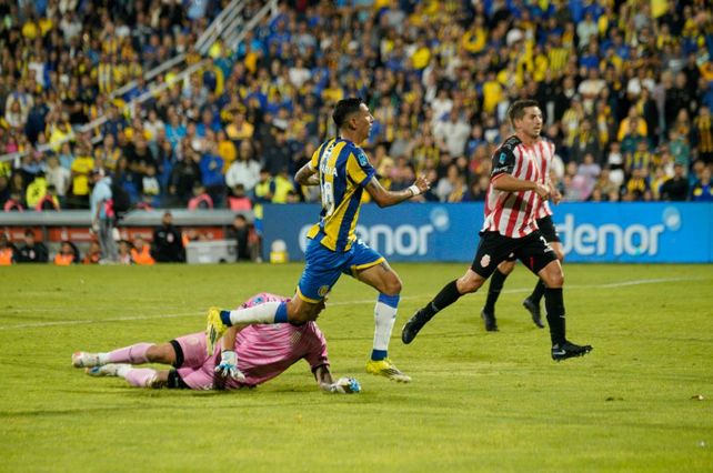 Ángel Di María define con maestría en el triunfo de Central sobre Barracas, en el Gigante.