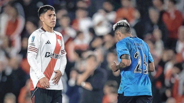 Lautaro Pereyra hace dudar a Ponzio en River.