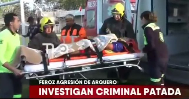 Un arquero le pegó una violenta patada en la cabeza a un rival y le fracturó el cráneo