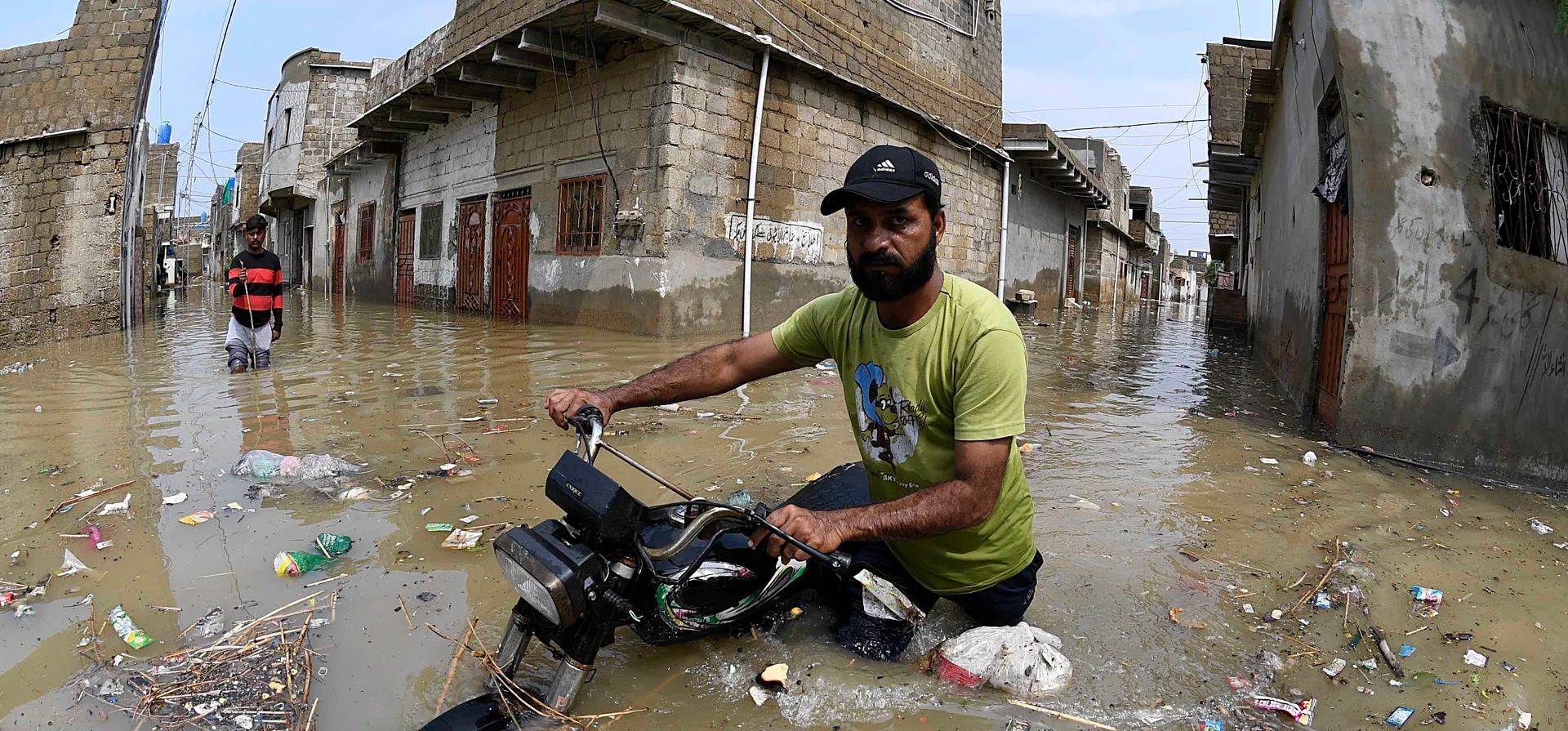 Un hombre empuja su motocicleta a través del agua de la inundación después de las lluvias torrenciales del monzón, Karachi, Pakistán. Fotografía: Shahzaib Akber/EPA Un hombre empuja su motocicleta a través del agua de la inundación después de las lluvias torrenciales del monzón, Karachi, Pakistán. Fotografía: Shahzaib Akber/EPA