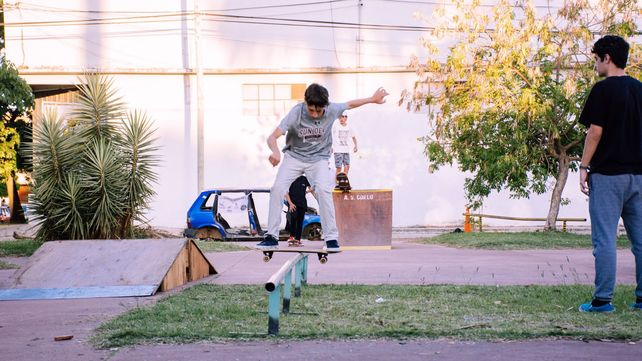 Boardslide en la baranda sobre el pasto.&nbsp;
