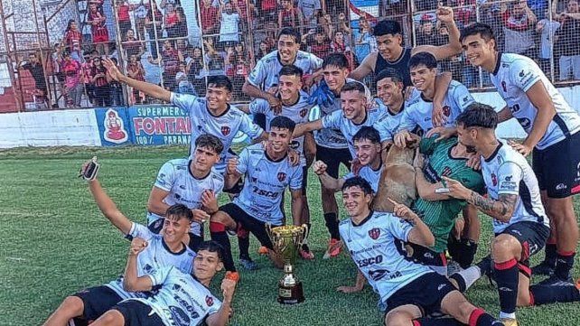Los jugadores de Patronato festejan el título.