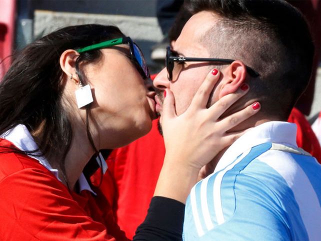 ¡Le rompió la boca! El apasionado beso entre una chilena y un argentino
