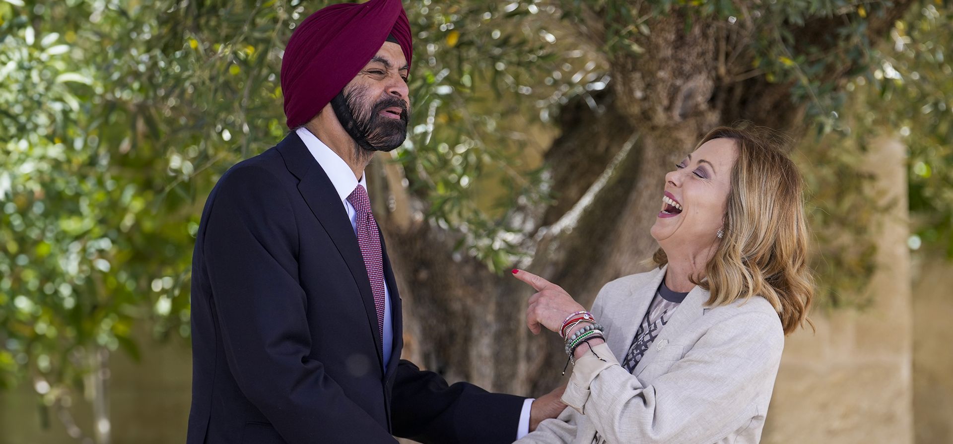 El presidente del Banco Mundial, Ajay Banga, izquierda, es recibido por la primera ministra de Italia, Giorgia Meloni, en el segundo día de la 50ª cumbre del G7 en Borgo Egnazia, sur de Italia, el viernes 14 de junio de 2024. (Christopher Furlong/Pool Photo vía AP) El presidente del Banco Mundial, Ajay Banga, izquierda, es recibido por la primera ministra de Italia, Giorgia Meloni, en el segundo día de la 50ª cumbre del G7 en Borgo Egnazia, sur de Italia, el viernes 14 de junio de 2024. (Christopher Furlong/Pool Photo vía AP)