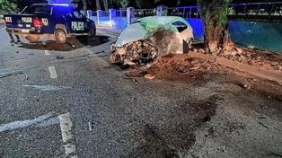 El Chevrolet Corsa quedó destrozado en su parte delantera y el conductor perdió la vida en el acto.