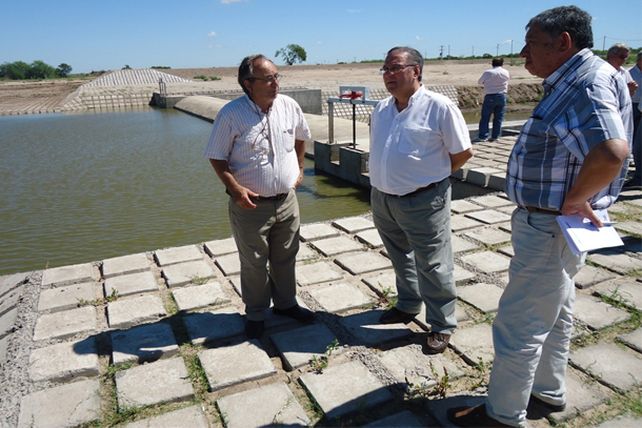 Comenzaron a remover el terraplén que obstruye el paso del Salado