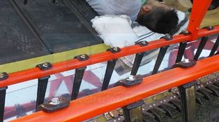 Accidente: casi lo mata la plataforma de la cosechadora