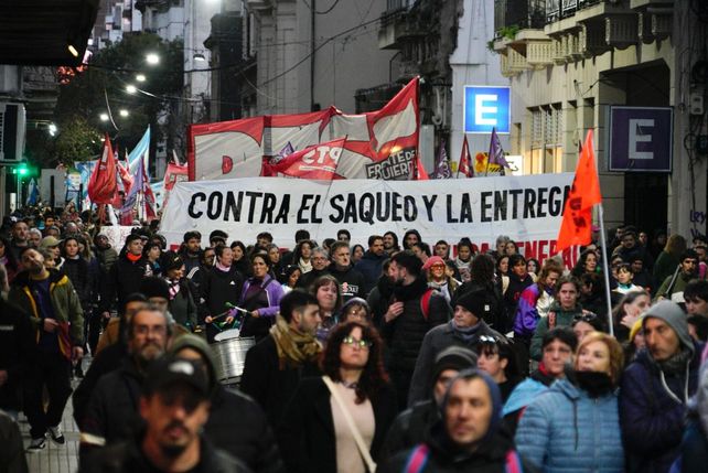 La Patria no se vende: marcha en Rosario contra la ley de inviolabilidad de la propiedad privada