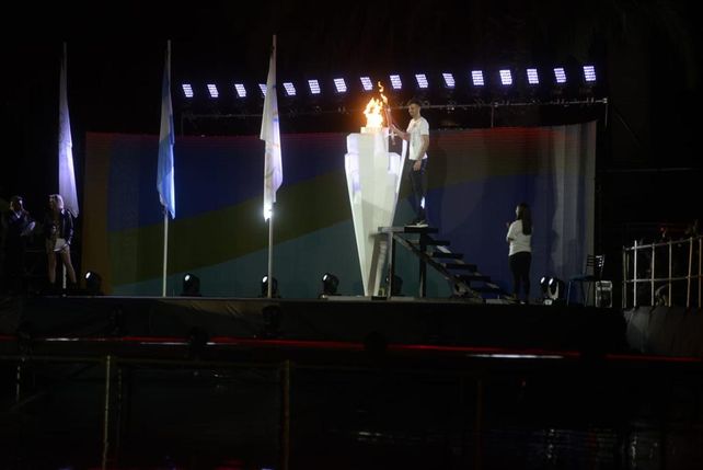 El Pebetero de los Juegos Suramericanos de la Juventud ya ilumina a Rosario desde el corazón del Parque Independencia