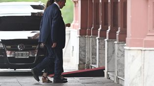 Daniel Scioli ingresa a la Casa Rosada acompañado de la canciller Diana Mondino.