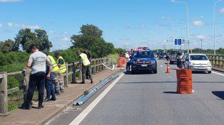 El lugar del siniestro sobre la Ruta 168, donde el camión embistió el muro de contención del aliviador