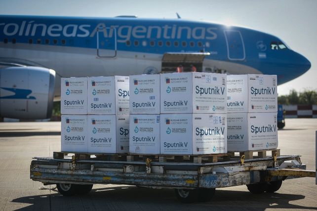 Uno de los cargamentos de la vacuna rusa que arribó al país.