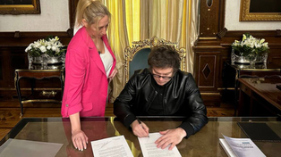 Javier Milei junto a su hermana Karina, firmando la misiva